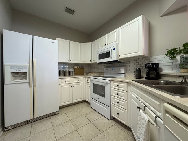 Building Photo - Gorgeous 3BD/2BA Waterfront Corner Unit in Gated Community!