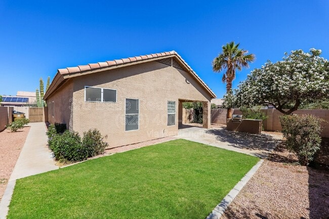 Building Photo - 2723 S 156th Dr