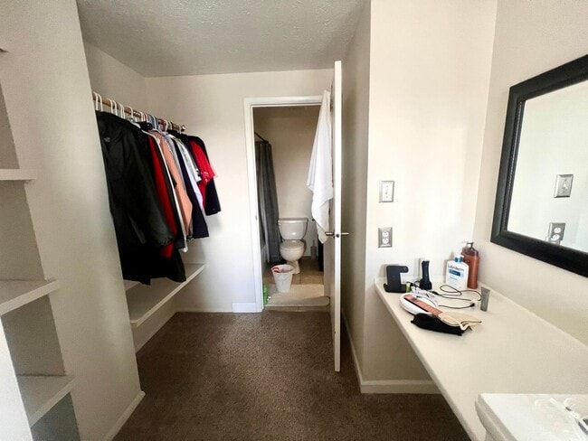 Building Photo - Adorable Townhouse - 2 Bedroom 1.5 Bathroom - Bonnie Brae Drive