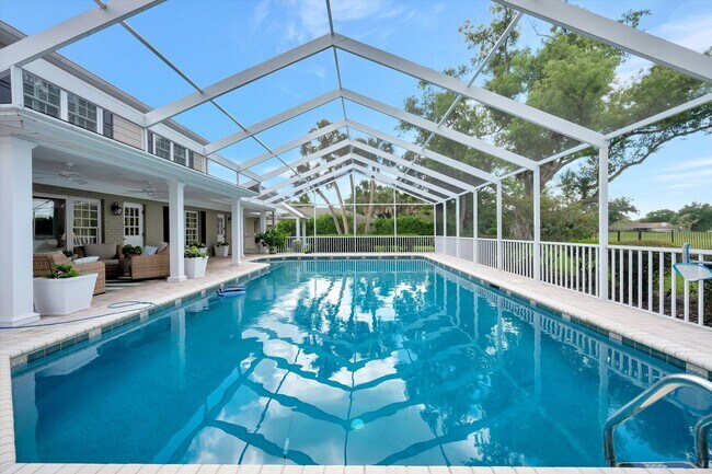 Building Photo - Luxury 5 Bed/4 Bath Pool Home on a Golf Course in Central Sarasota