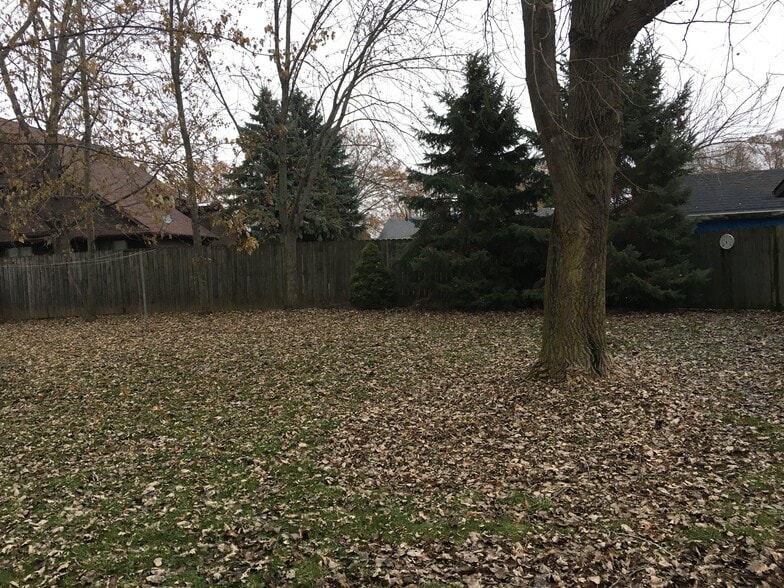 Private Yard - 1779 New St