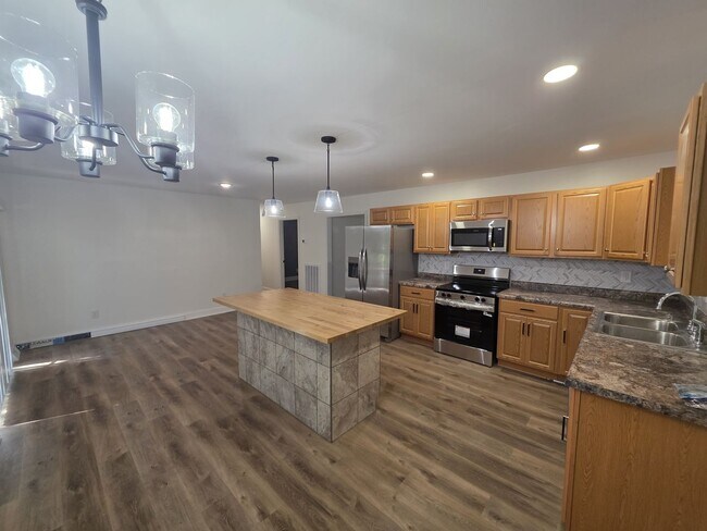 Building Photo - Renovated 3-Bed/2-Bath Home with Carport & Fenced Yard – Near Fort Campbell!