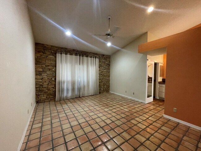 Building Photo - 6049 W Grandview Rd