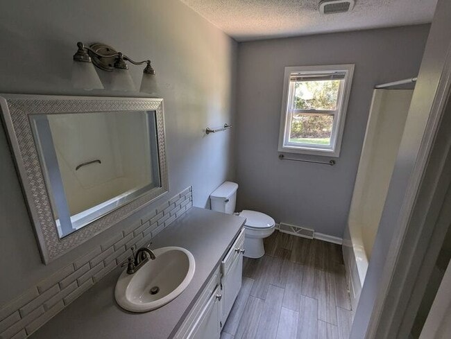 Building Photo - 3BD/2BA Home in Hickory