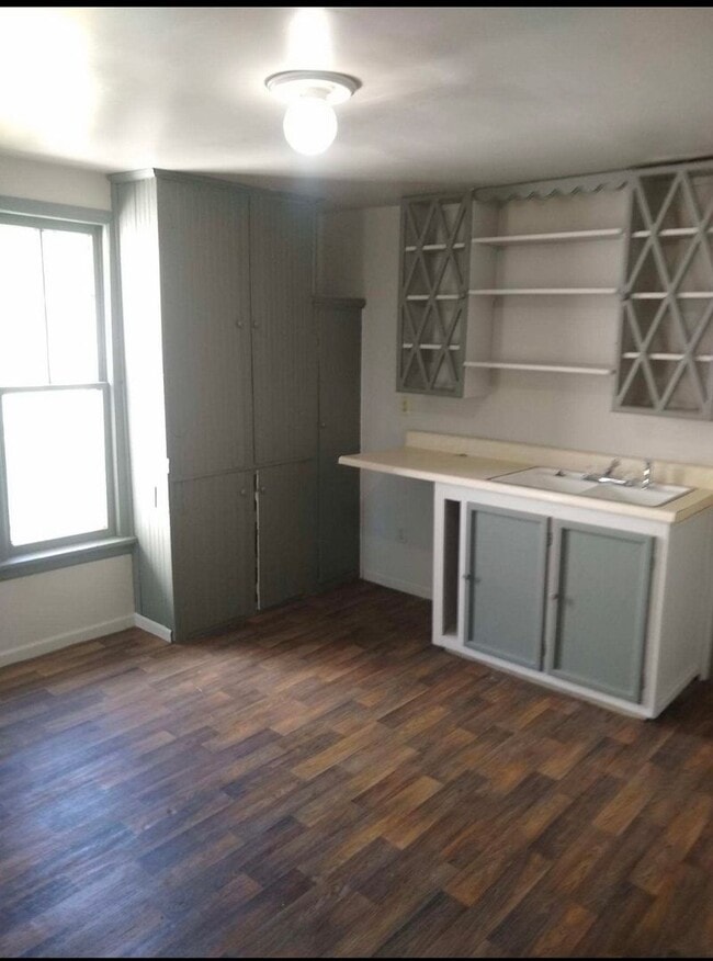 Building Photo - $795 - 2 bed 1 bath - Single Family Home