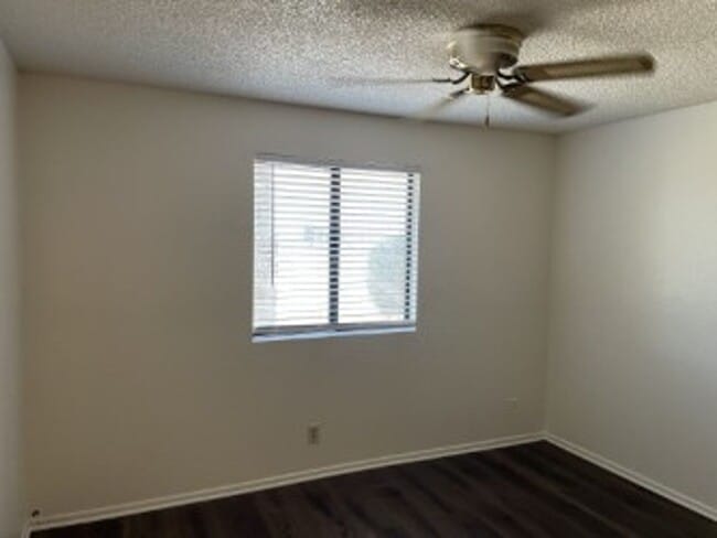 Building Photo - Move in ready.  Call for a showing. (928) ...