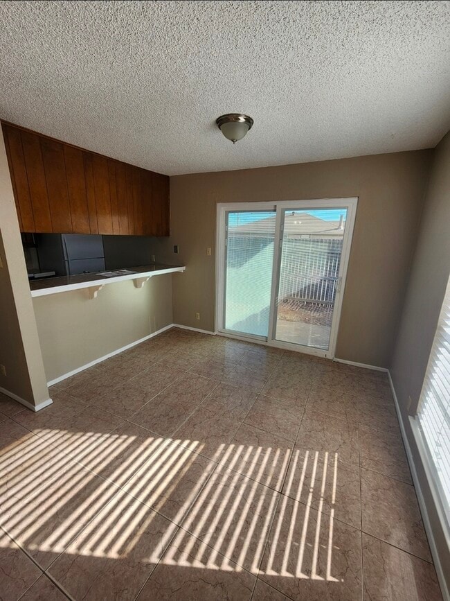 Building Photo - 2 bed 1 bath duplex unit, private backyard.