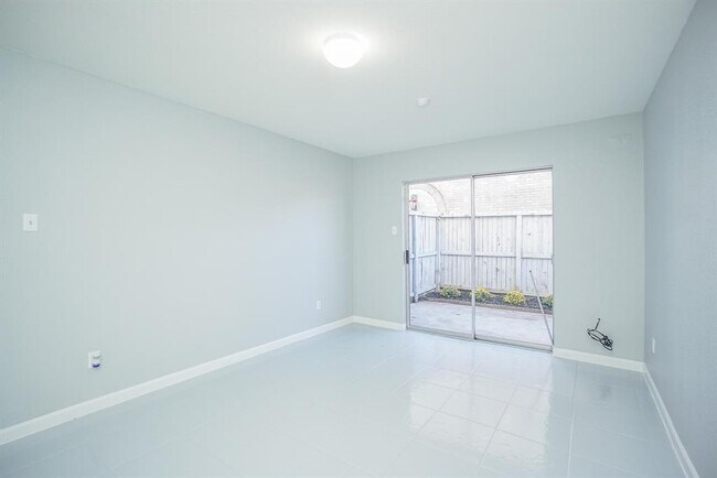Building Photo - 7400 Bellerive Dr