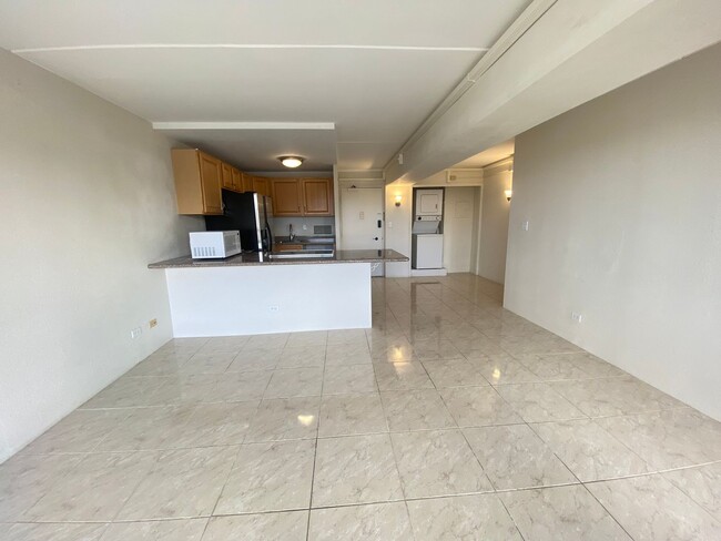 Building Photo - Breezy 1 bed, 1 bath, 1 parking unit with ...