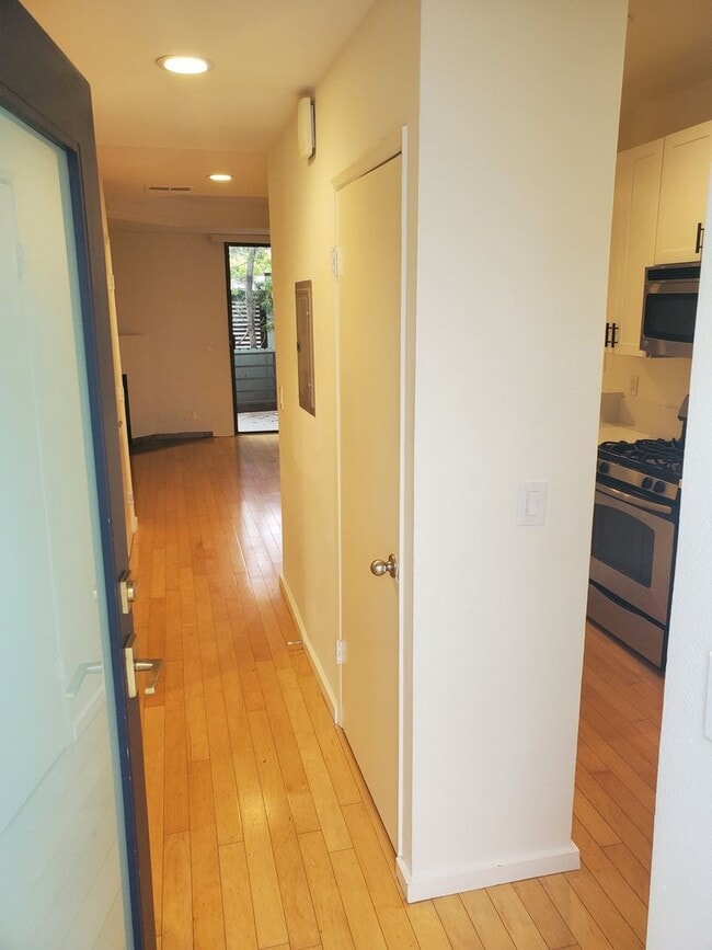 Building Photo - 2 BED + 2 1/2 BATH IN VENICE