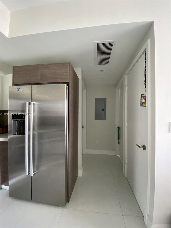 Building Photo - 1010 SW 2nd Ave