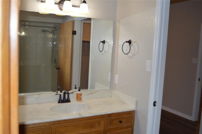 Building Photo - 111 Manor Pl