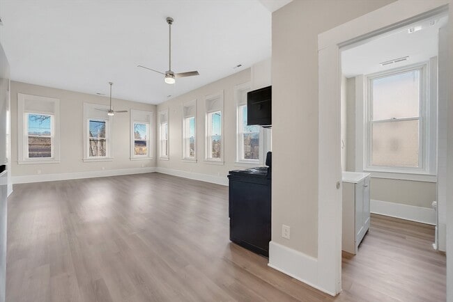 Building Photo - 82 1/2 Maple St