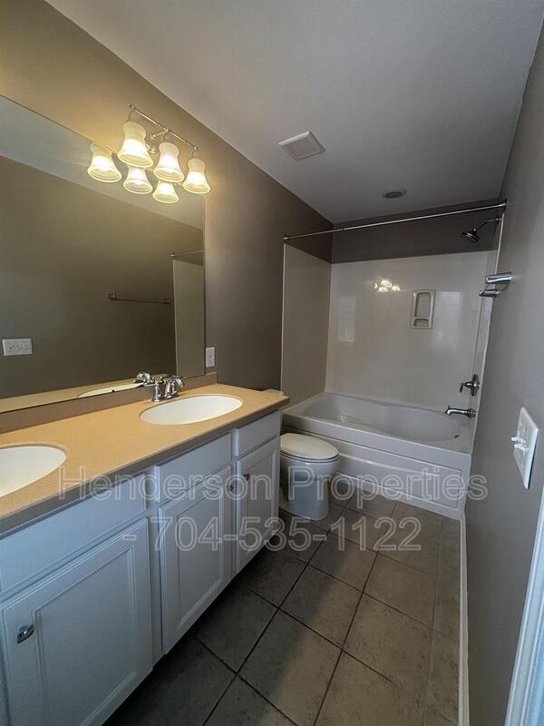 Building Photo - 920 Lyndley Dr