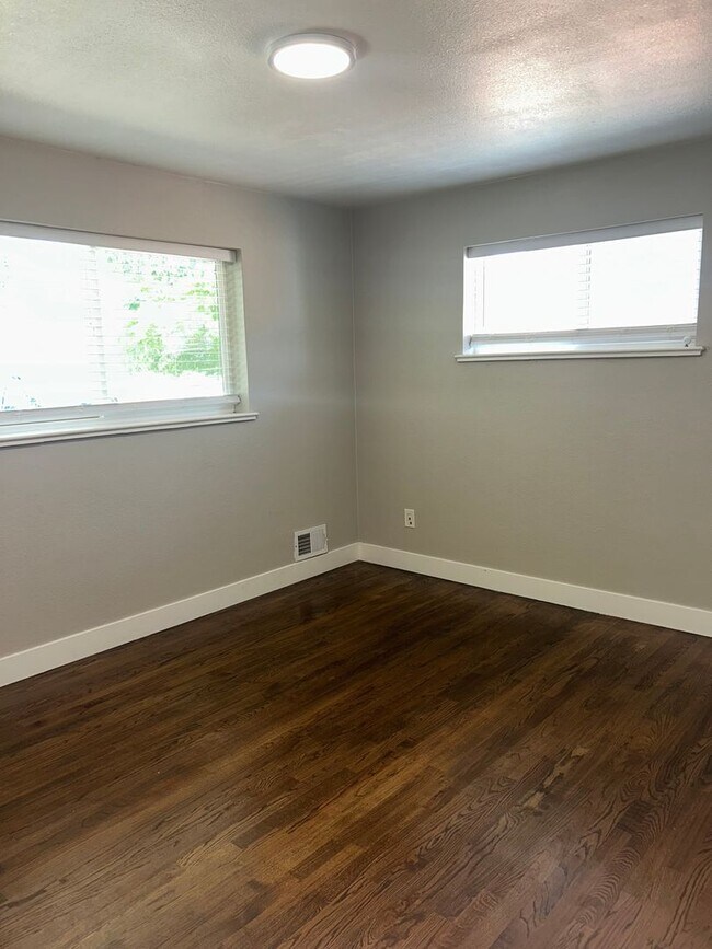 Building Photo - Updated 4 Bed Home with Finished Basement, Central A/C & Fenced Yard in Lakewood!