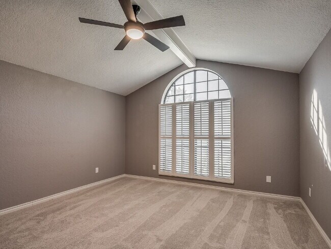 Building Photo - Immaculate Edmond Home with New Carpet and Storm Shelter!