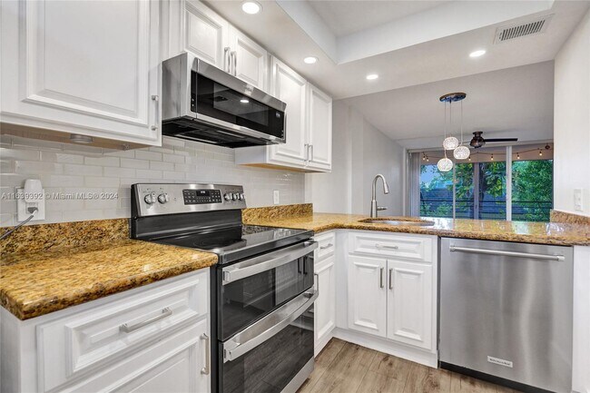 Building Photo - 119 Royal Park Dr