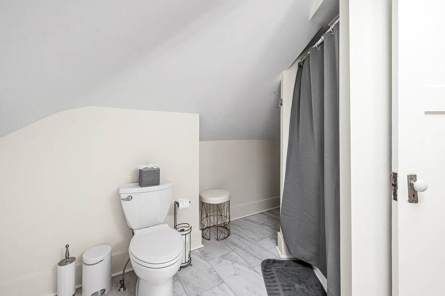 Building Photo - 9 Ivanhoe Rd