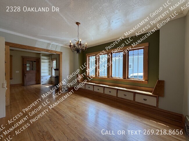 Building Photo - 2328 Oakland Dr