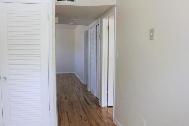 Building Photo - 651 Palm Dr