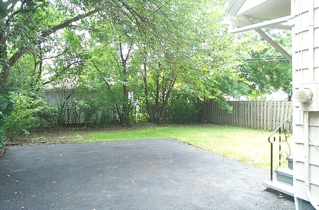 Building Photo - 5627 Jefferson Ave