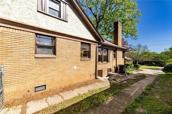 Building Photo - 1029 Katherwood Dr SW