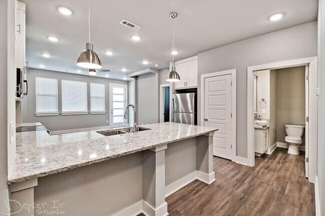 Building Photo - 1701 W Deane St