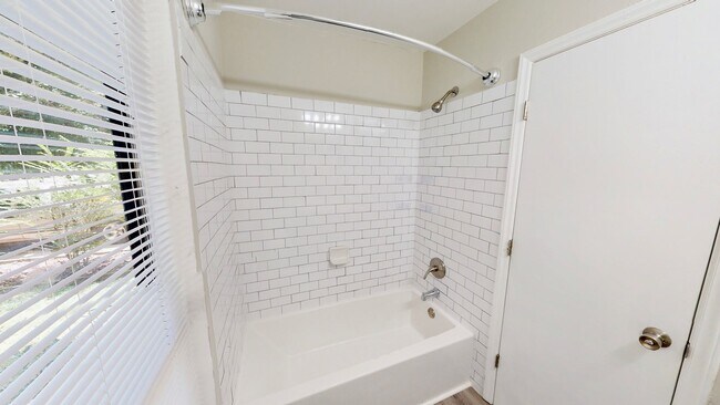 Building Photo - 5012 Glenview Ct