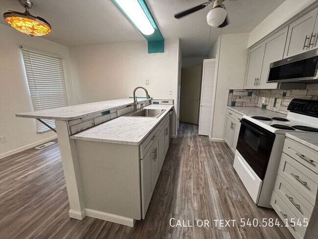 Building Photo - 6421 Orchard View Ln