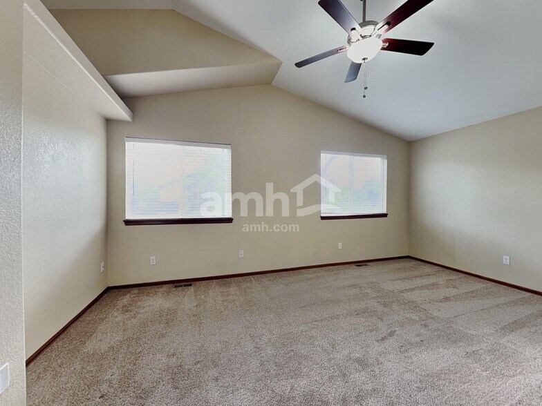 Building Photo - 2325 Hyacinth Rd
