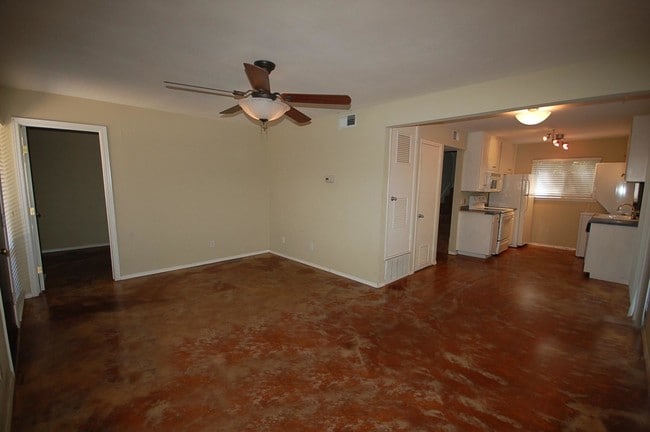 Building Photo - 607 E 43rd St