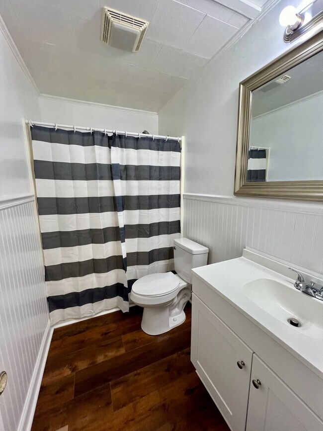 Building Photo - Two bedroom, 1 bath house in Burlington