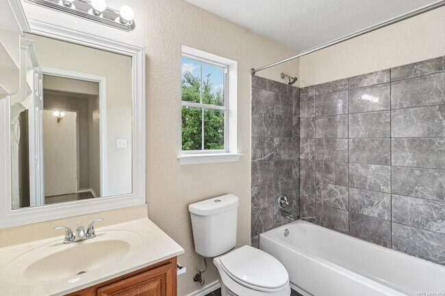 Building Photo - 407 Amberdale Oak