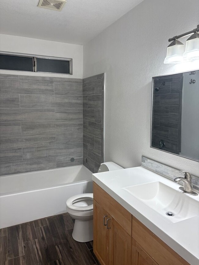 Building Photo - Great 4 bedroom home with pool