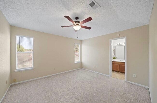 Building Photo - 3210 Pebble Lake Dr