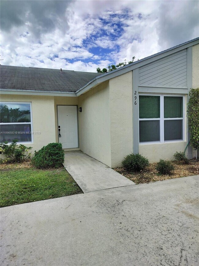 Primary Photo - 296 Palmetto Ct