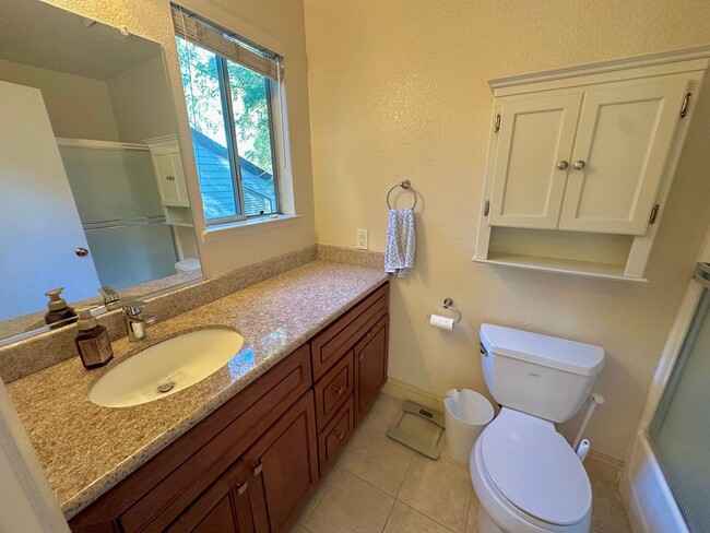 Building Photo - Two Bedroom Two Bath Condo Available in Wa...