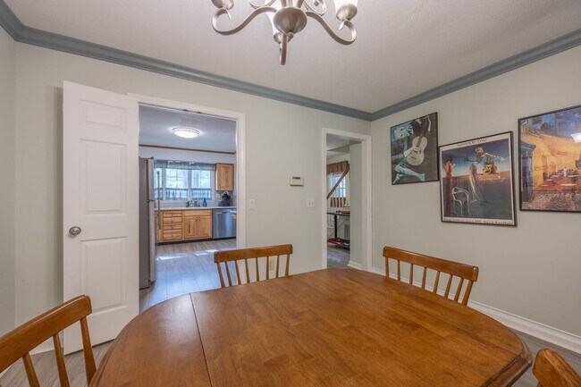 Building Photo - Spacious 2 Bedroom Townhouse in Tunxis Vil...