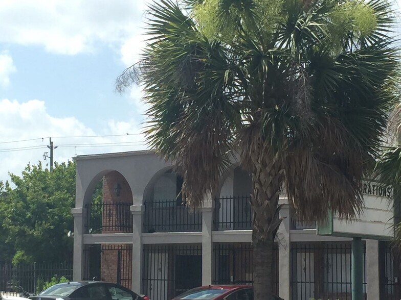 Exterior - 420 Westheimer Rd
