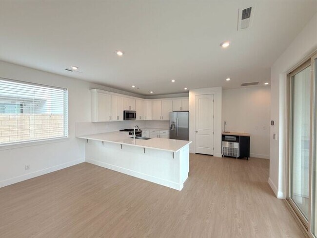 Building Photo - Desert Color Home 3 bd, 2.5 bt, Extra Large 2 Car Garage Home