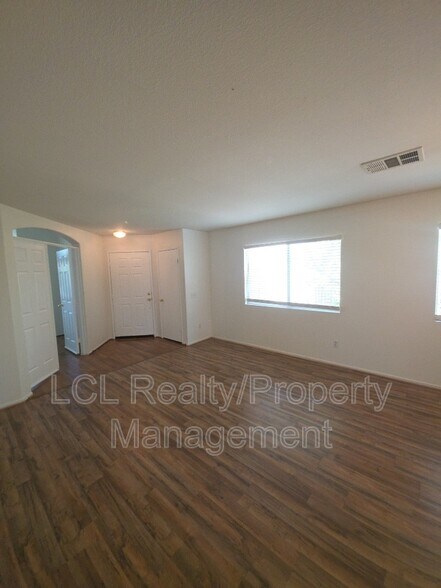 Building Photo - 26807 Mountain Glen Dr