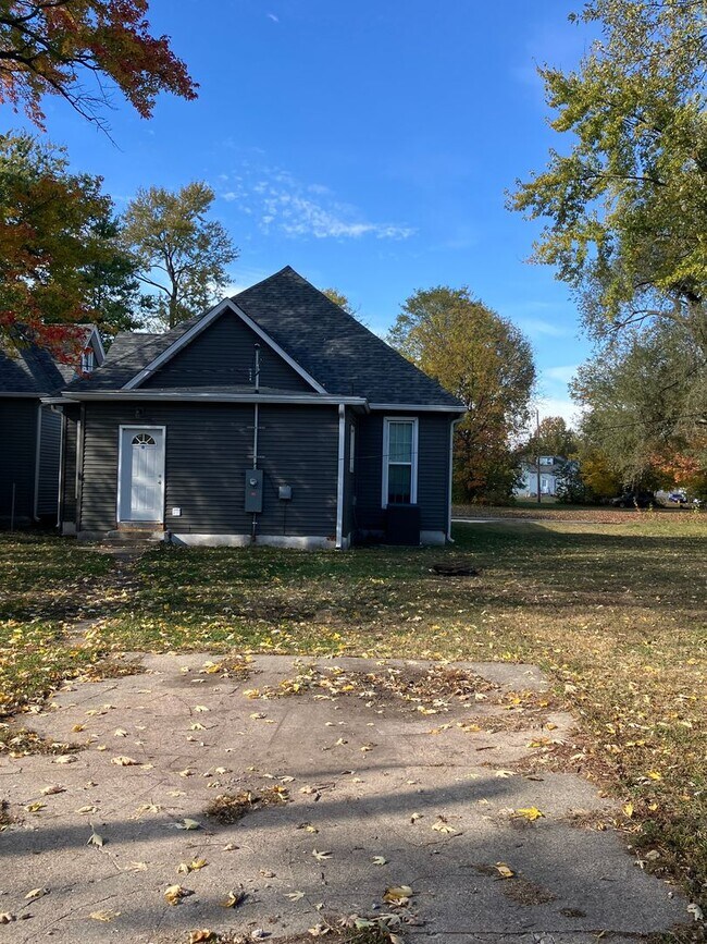 Building Photo - 1121 N 6th St