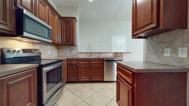 Building Photo - 16611 Cheshire Grove Ln