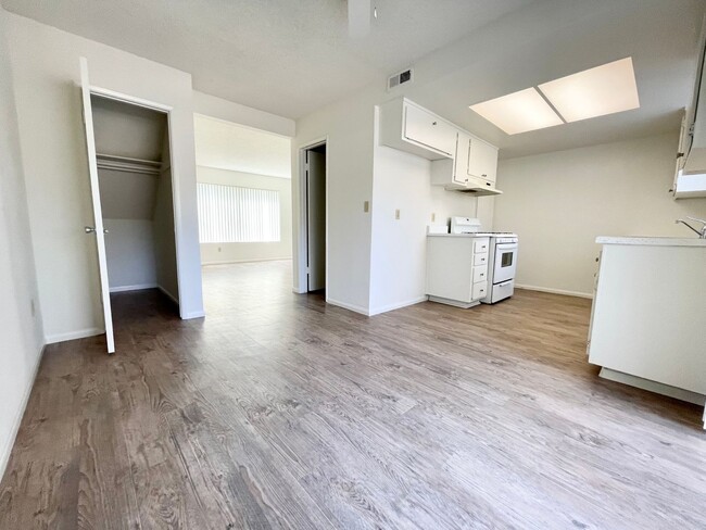 Building Photo - Fire Mountain Townhome with Garage!
