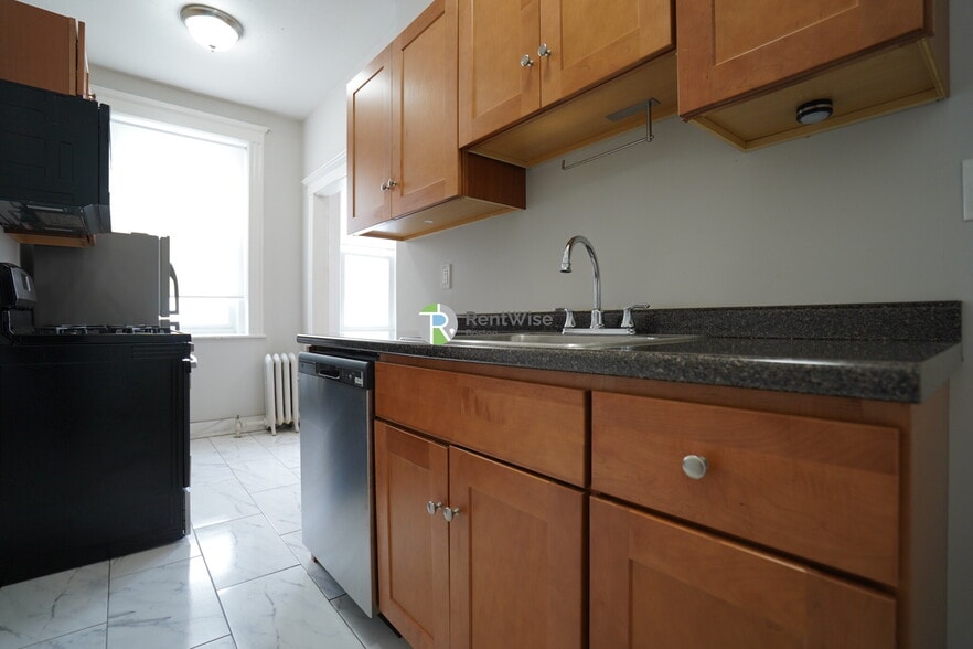 Building Photo - 220 Kelton St