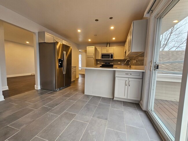 Building Photo - 9536 Elmwood Dr