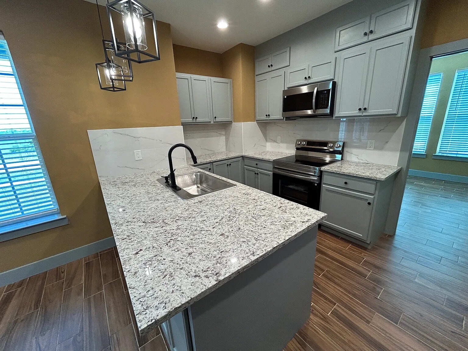 Building Photo - Room in Duplex on N Shore Dr