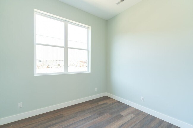 Building Photo - Modern 4 Bedroom Townhome in Southside Chattanooga