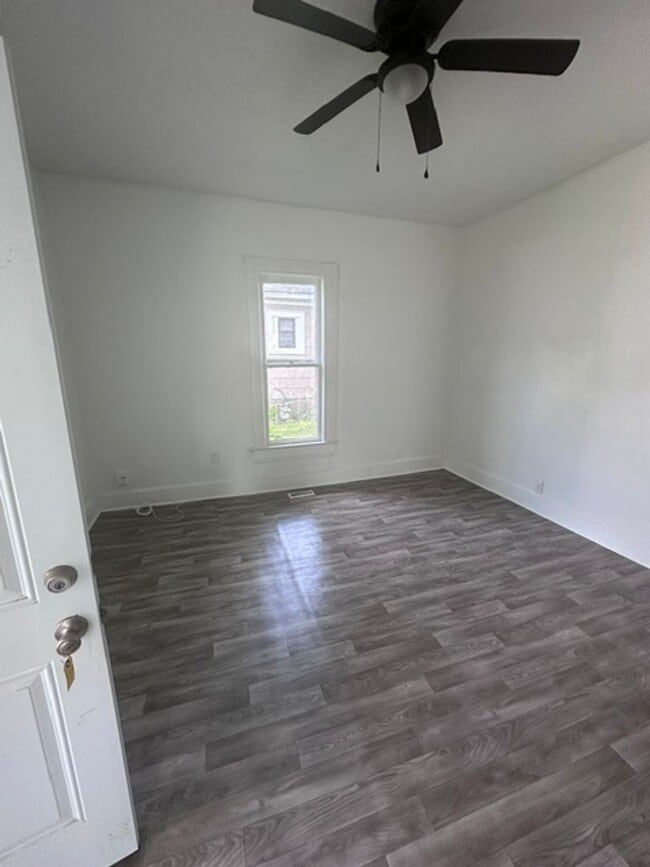 Building Photo - 2 Bed 1 Bath Home