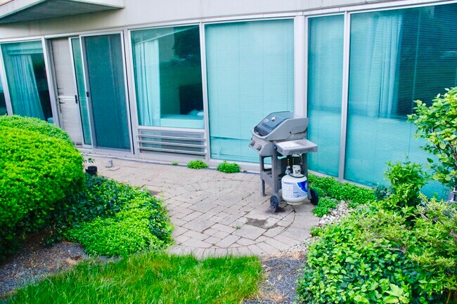 Building Photo - 1720 Maple Ave